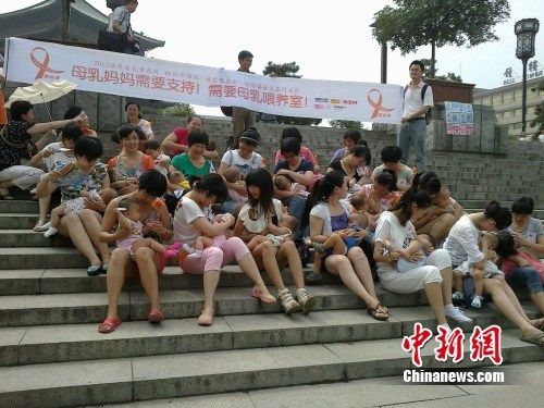 多地妈妈街头集体哺乳 快闪宣传母乳喂养(图)