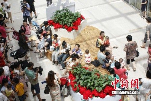 多地妈妈街头集体哺乳 快闪宣传母乳喂养(图)