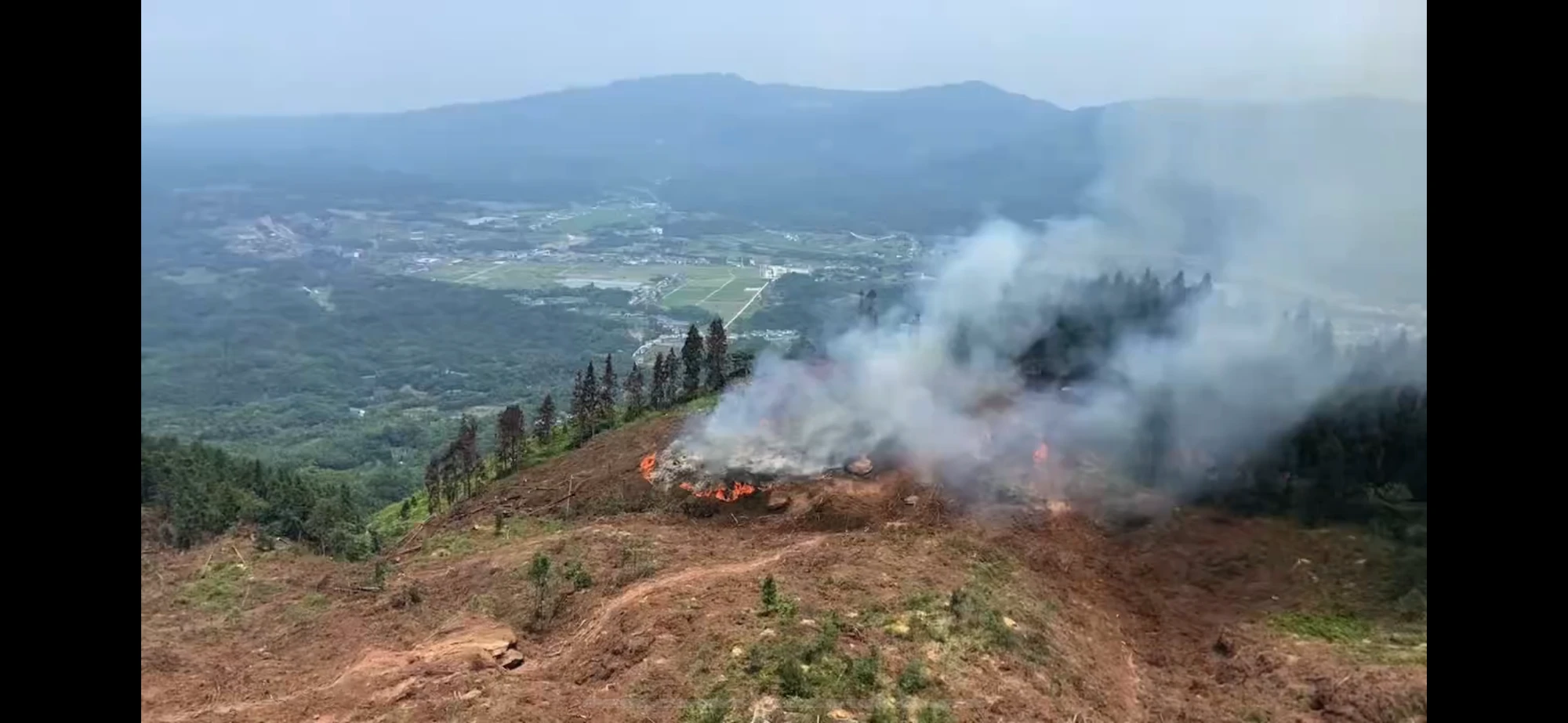 眉山市洪雅县玉屏山发生森林火情