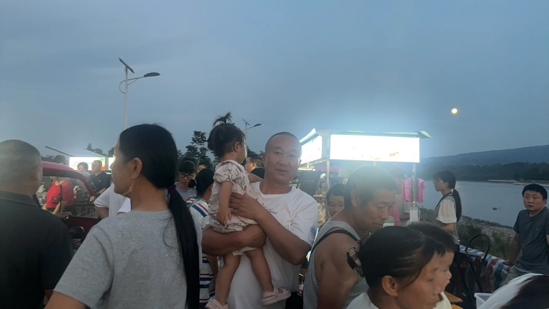 孙坝大桥夜市：暮色江风里的烟火人间